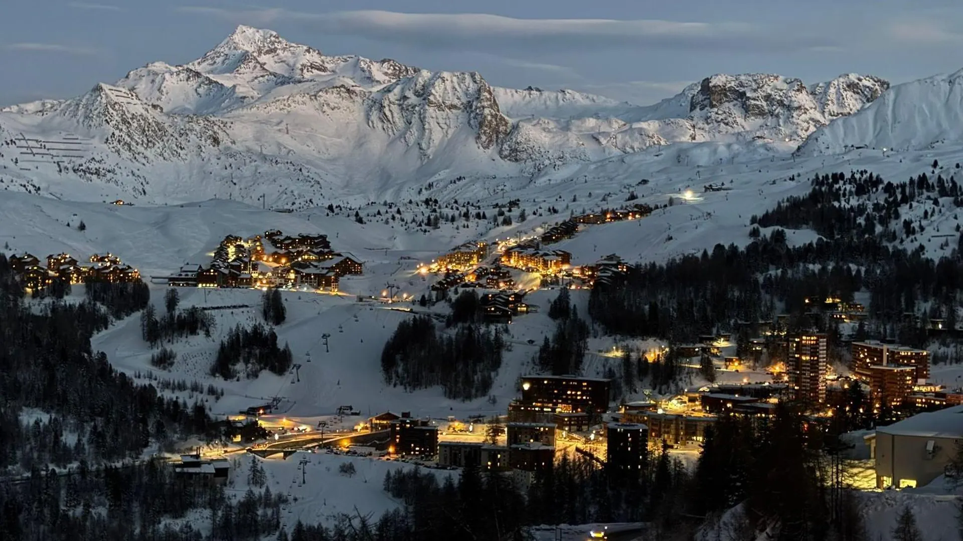 Appartement 4 Personnes Dans Le Mythique Paquebot Des Neiges A La Plagne 0*,  France